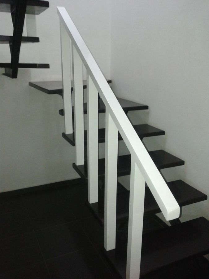 Escalera con barandales en madera