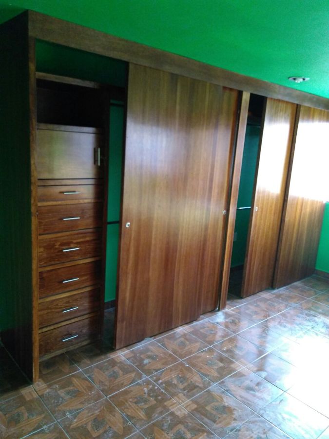 Closet con cajoneras y puertas corredizas