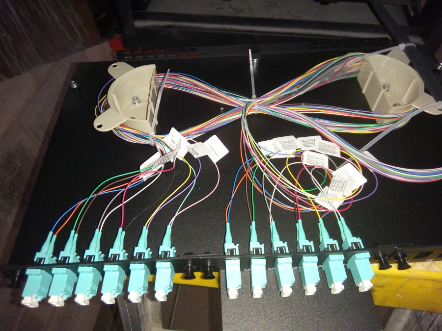 Peinado en organizador para fibra óptica