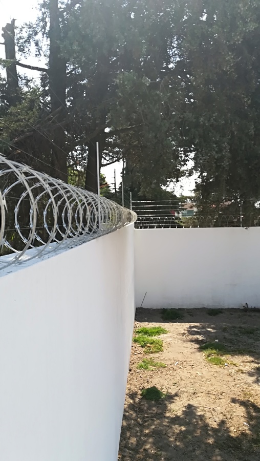 Cerco eléctrico con concertina