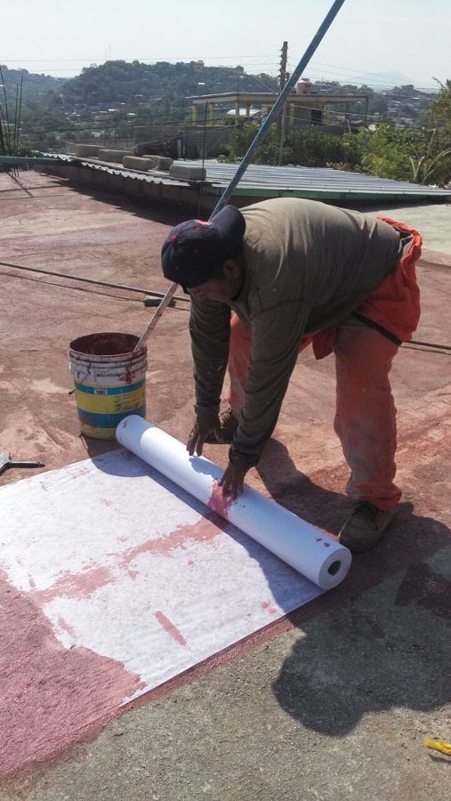 TENDIDO DE ROLLO DE MEMBRANA EN TELA PARA IMPERMEABILIZANTE  ACRÍLICO
