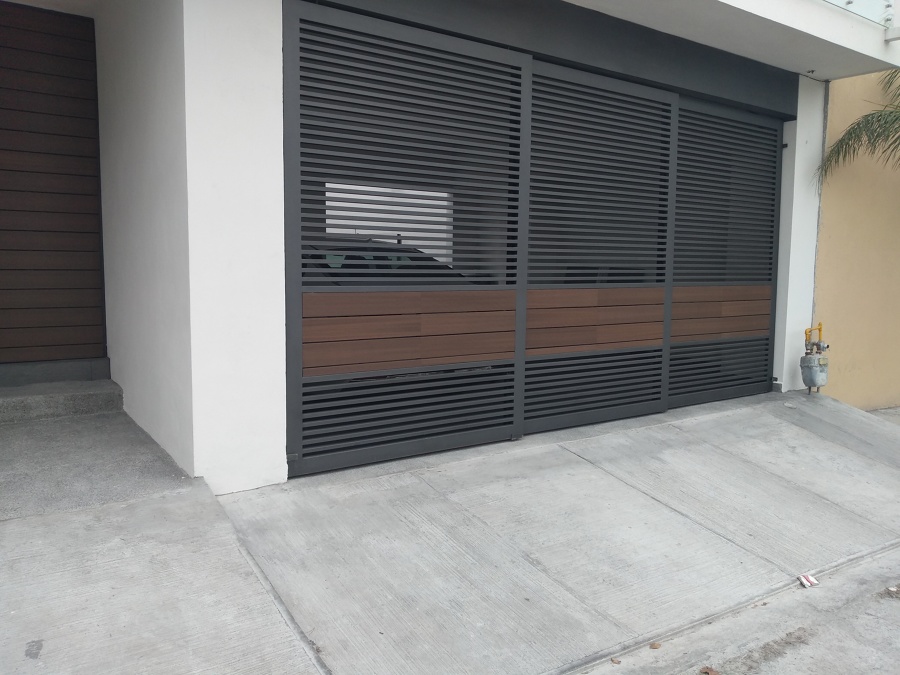 Portón con deck color nogal 14
