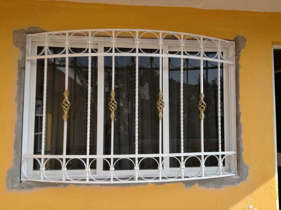 ventana sin dibujo con proteccion muy moderna