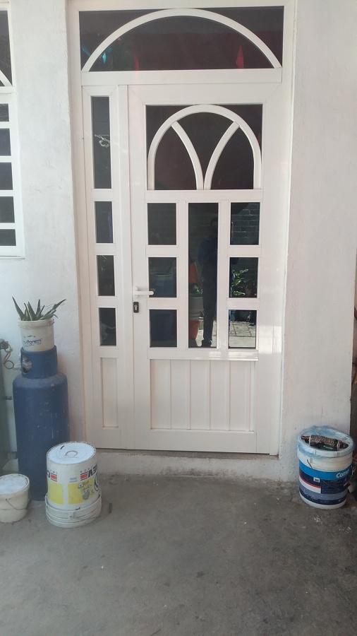 Puerta de acceso en aluminio