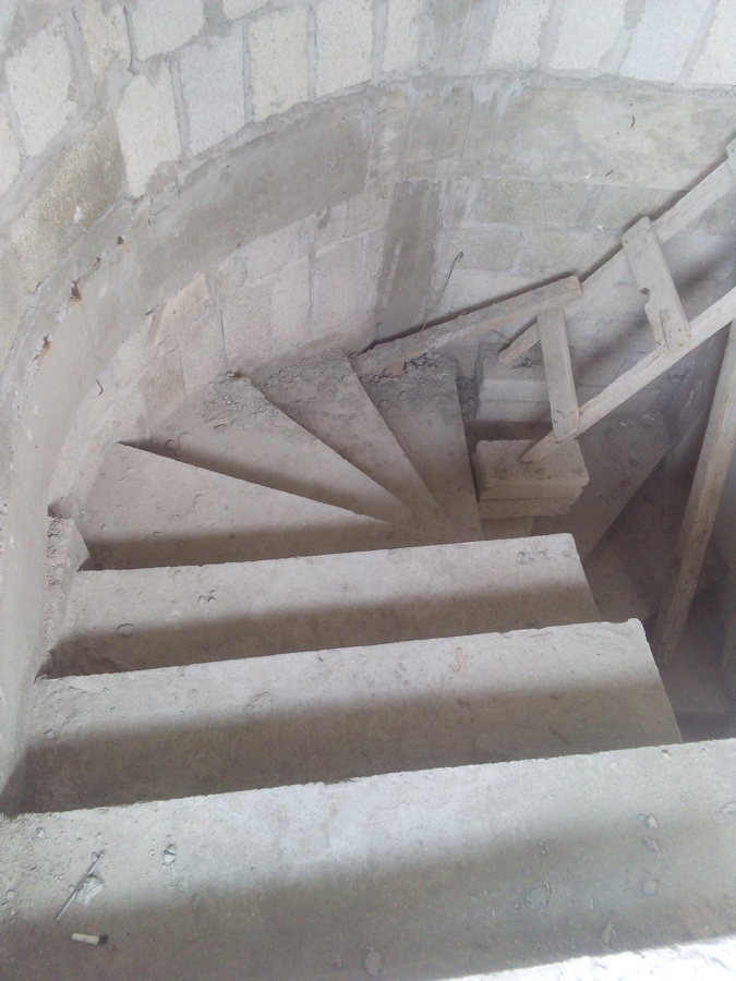 Construcción de escalera de concreto en espiral