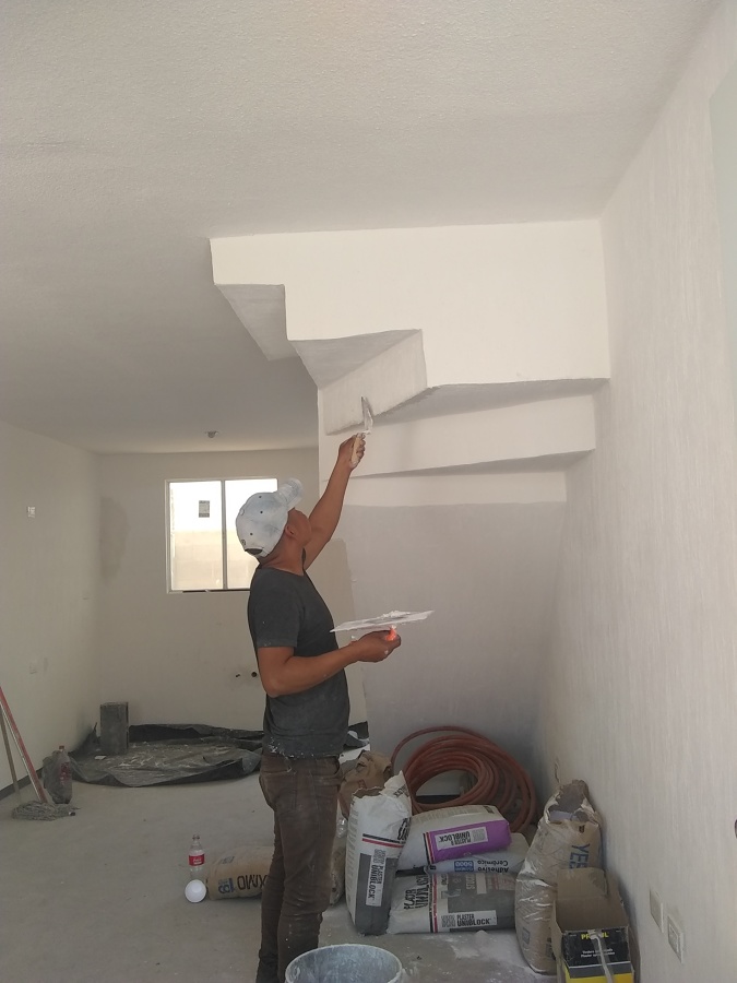 Terminación de acabados de yeso.