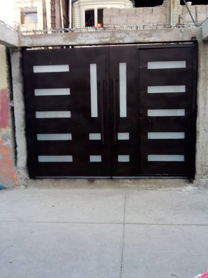 porton minimalista color chocolate