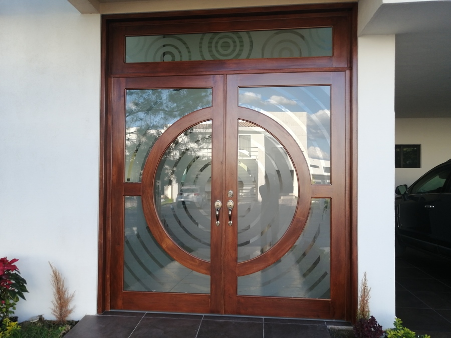 puerta principal de cedro