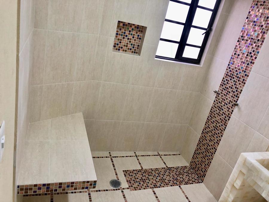 Colocación  de azulejo en paredes y piso