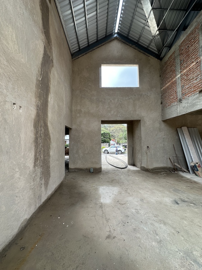 Interior doble altura – obra gris y aplanados