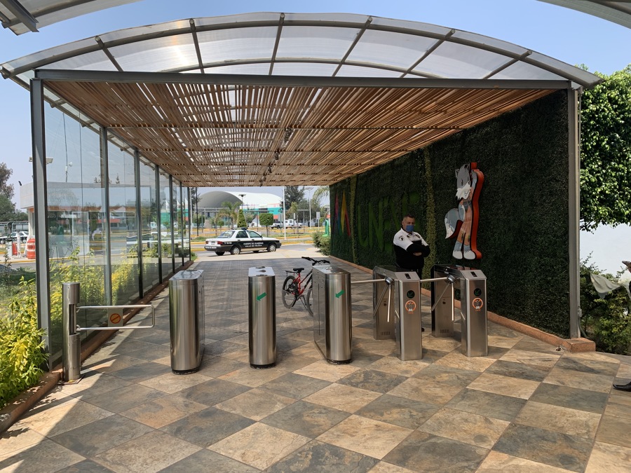 acceso peatonal con torniqutes