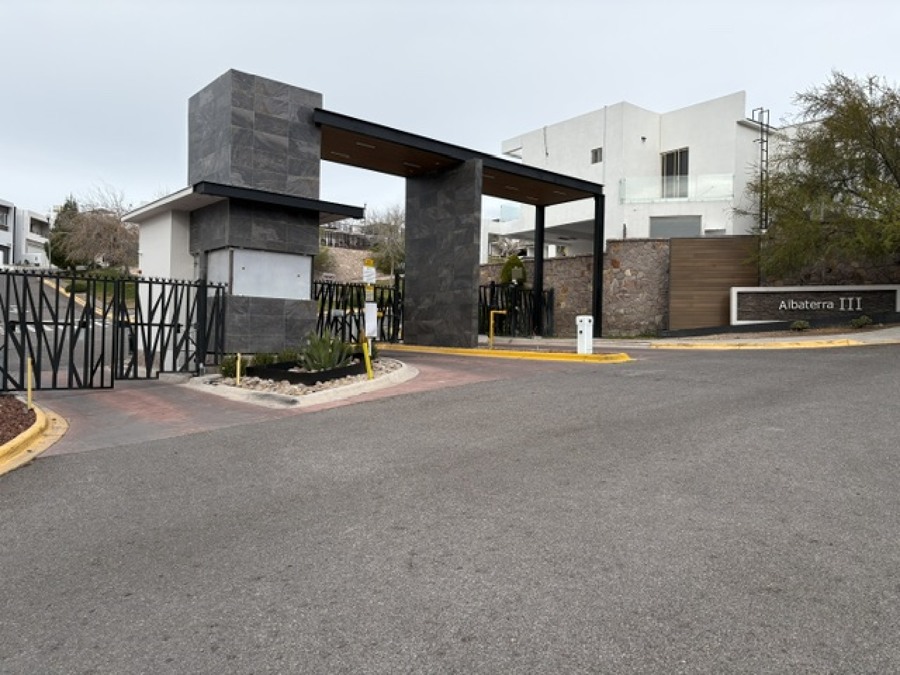 ACCESO PRINCIPAL DEL CONDOMINIO RESIDENCIAL ALBATERRA III