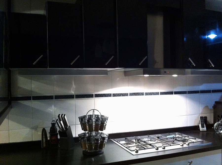 Cocina en poliuretano al alto brillo.