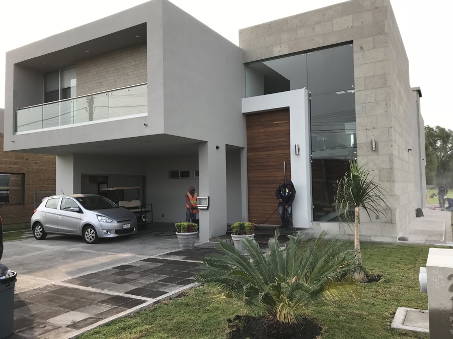 Fachada frontal casa residencial en Campestre Celaya