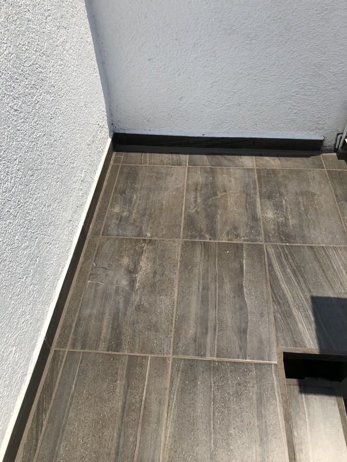 piso den area de servicio