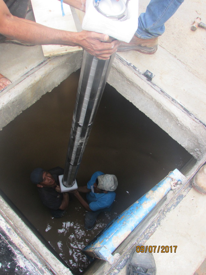 Sumergiendo bomba Solar en el carcamo de bombeo