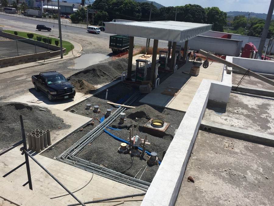 VISTA AEREA DE CONSTRUCCION DE GASOLINERA.
