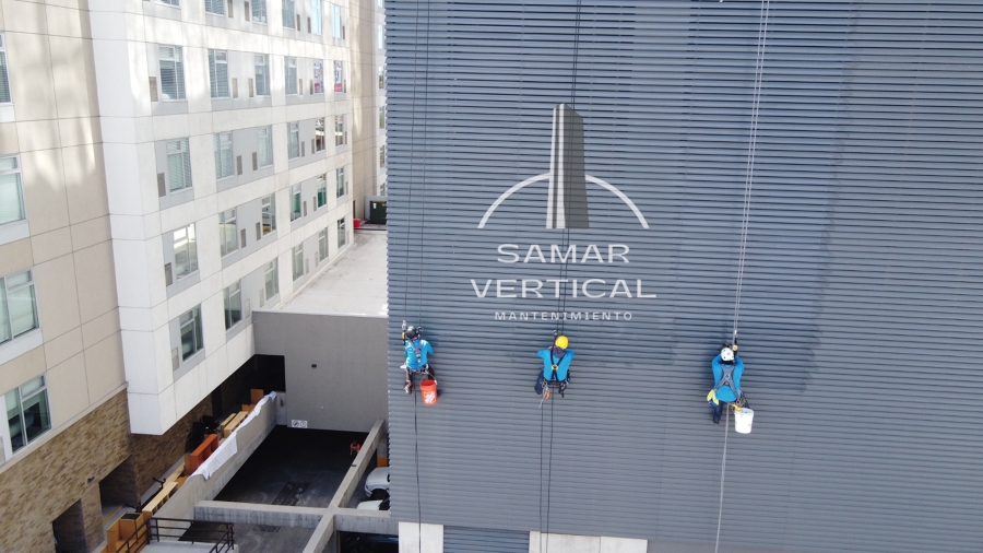 Limpieza y Desincrustación de Louvers en Fachadas Industriales.