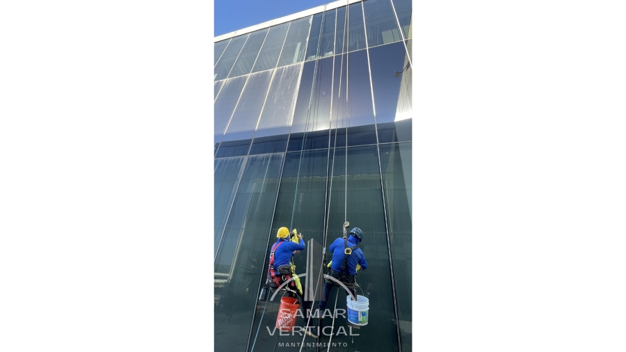Limpieza de Vidrios en Edificios de Oficinas y Corporativos.