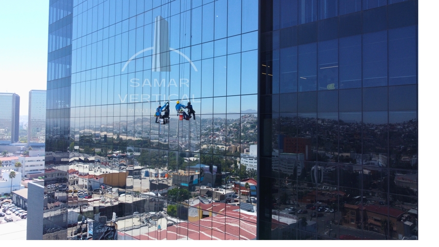 Limpieza de Fachadas Acristaladas en Centros Corporativos.