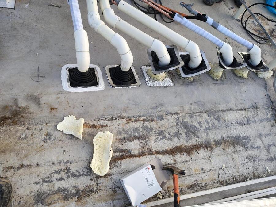 Proteccion y sellado profesional en penetraciones de cubierta para lineas HVAC