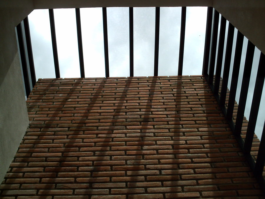 muro de tabique bañado por el sol