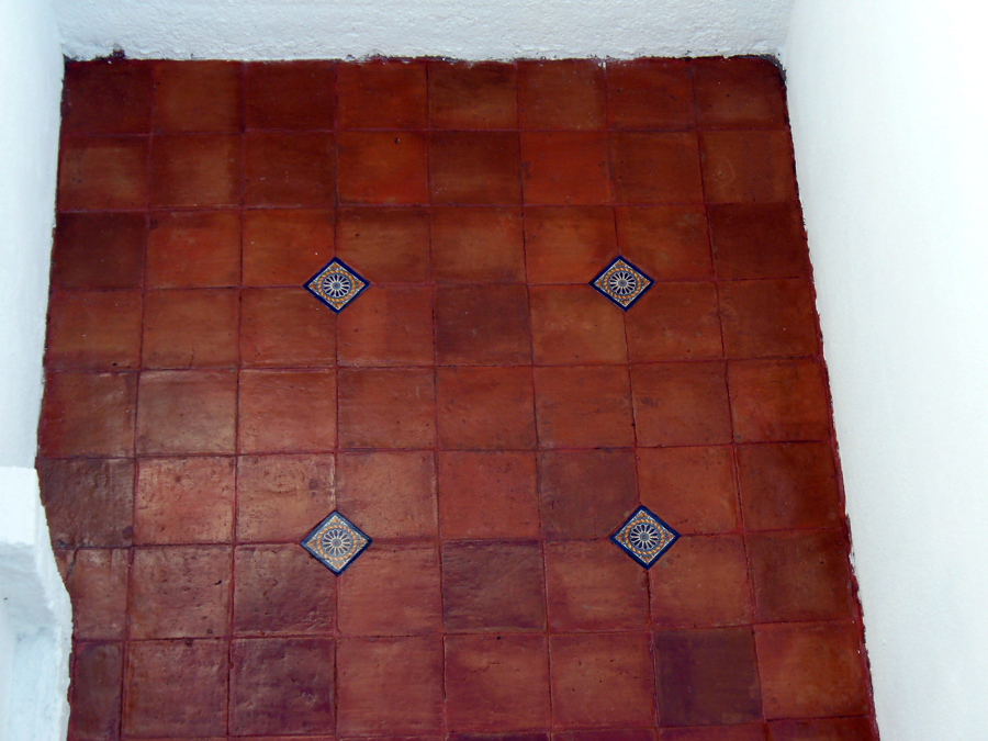 Piso de barro con inserto azulejo talavera.