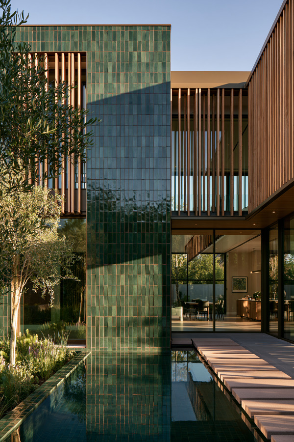 Arquitectura residencial contemporánea con piedra, madera y patios de agua | Grupo Aldea