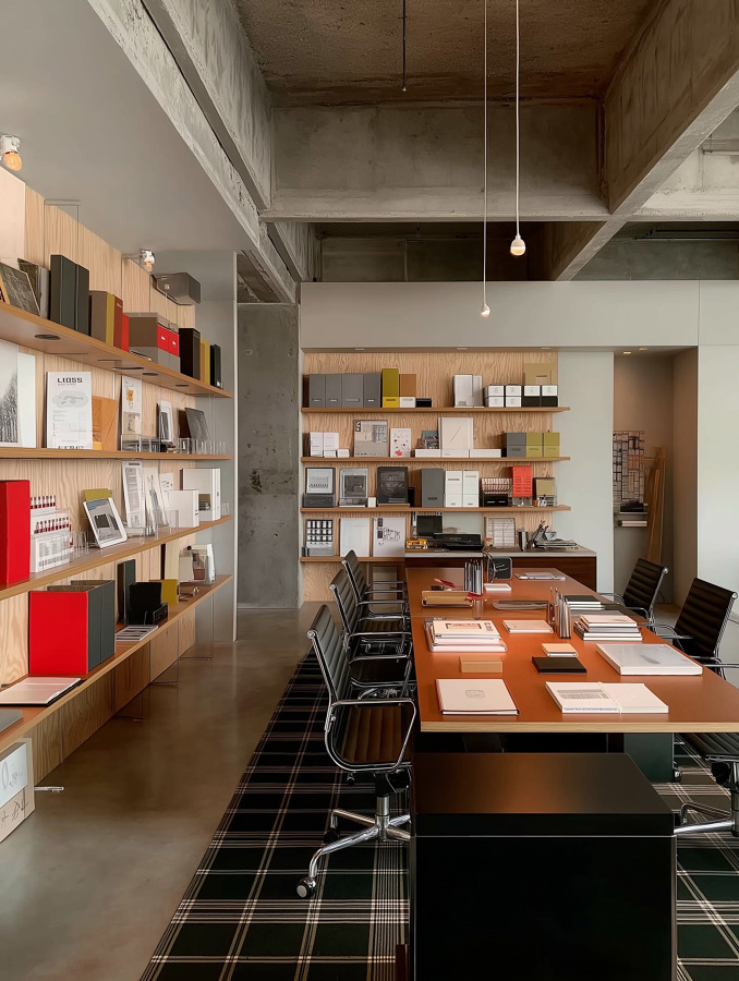 Diseño de oficinas corporativas contemporáneas con materiales naturales | Grupo Aldea