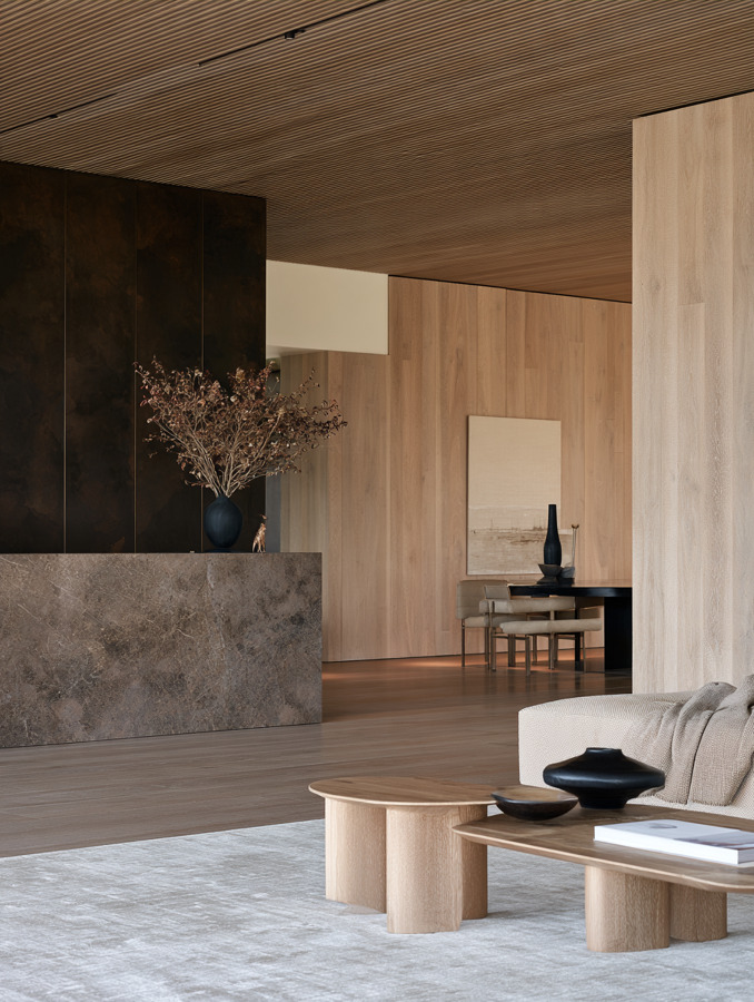 Diseño de oficina contemporánea con madera, concreto y mobiliario arquitectónico | Grupo Aldea