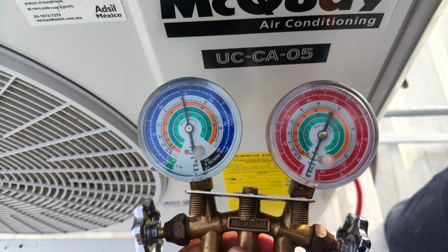 Diagnostico y calibración de presiones en equipo de aire acondicionado McQuay