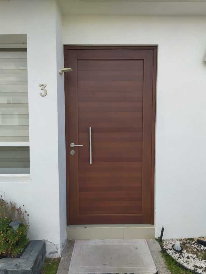 Puerta de Aluminio Nogal