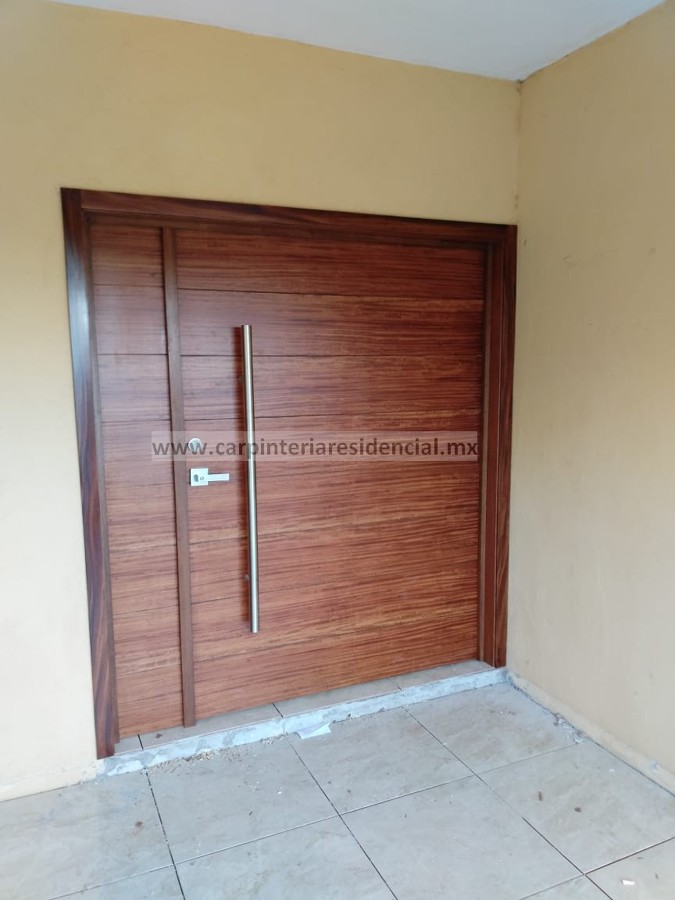 Puerta exterior en madera de tzalam