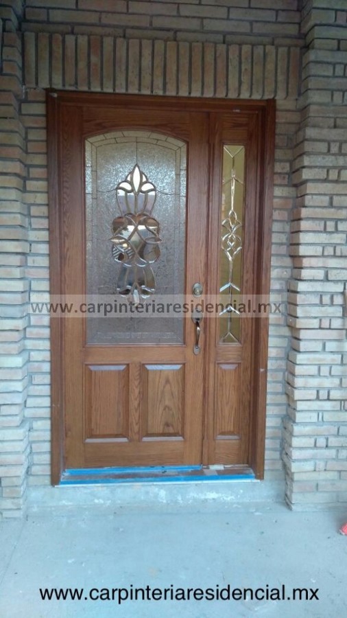 Puerta exterior de encino con vitral