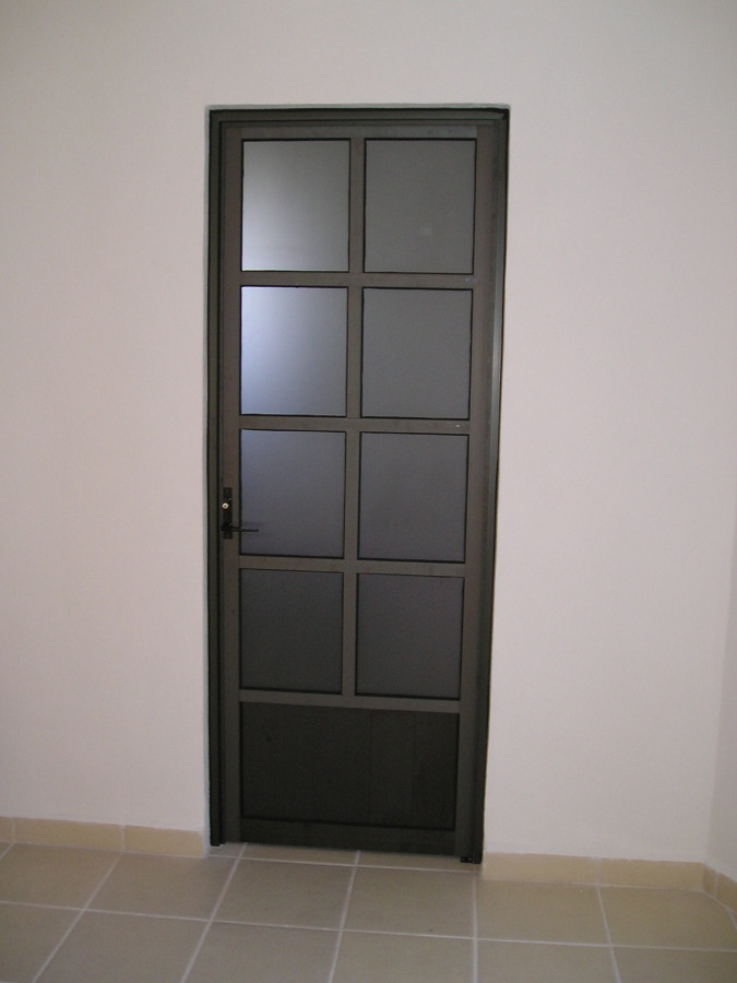 PUERTA PARA BAÑO CON VIDRIO ESMERILADO