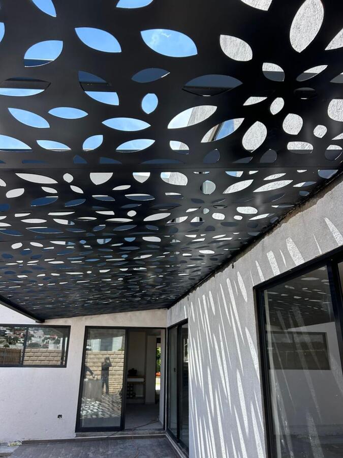 Celosía arquitectónica con juego de luz