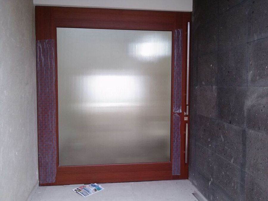 Puerta marco madera y cristal esmerilado