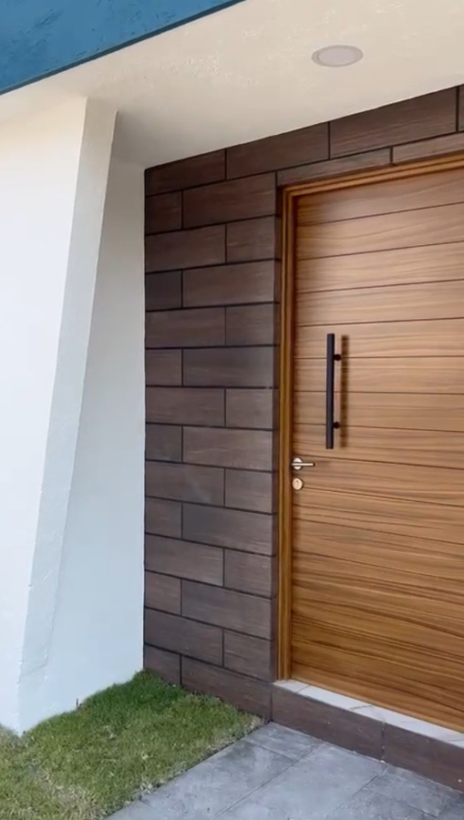 Puerta principal con elegancia y textura