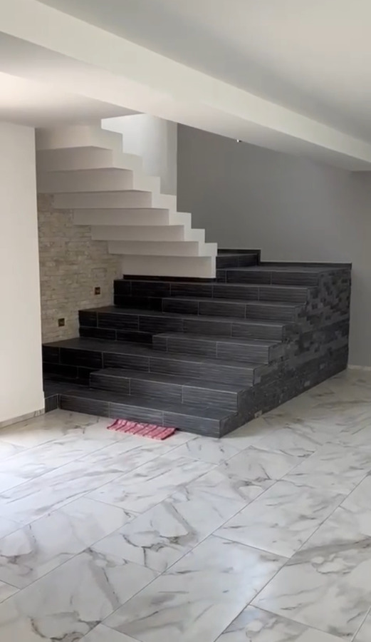 Escalera contemporánea con presencia estructural