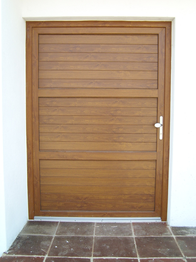 Puertas acceso PVC acabado madera