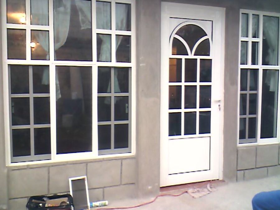 ventana fija corrediza y una puerta avatible