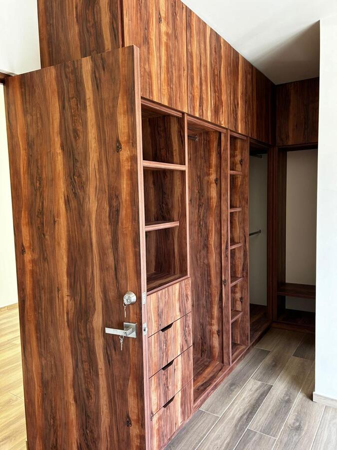 Vestidor contemporáneo con identidad cálida