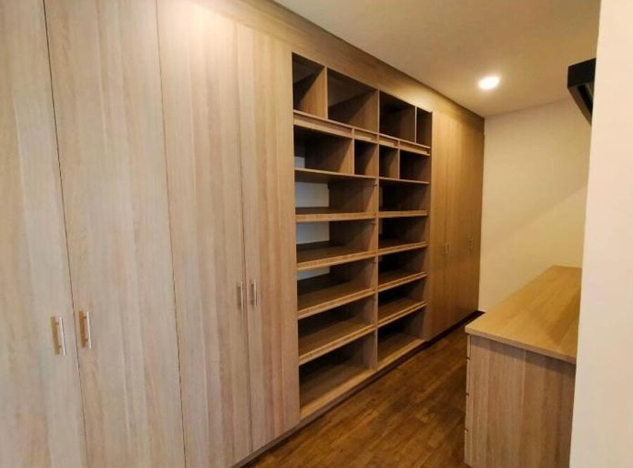Vestidor contemporáneo con organización y amplitud