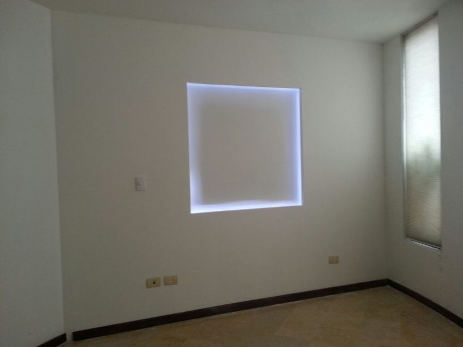 Falso muro con nicho para cuadro y luz indirecta