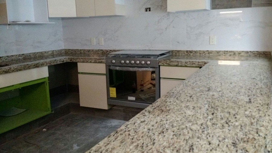 BARRA DE COCINA EN GRANITO ORNAMENTAL