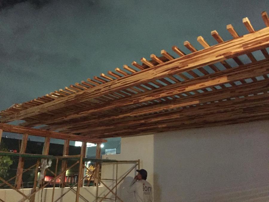 Pergola con vigas  laminadas de teca