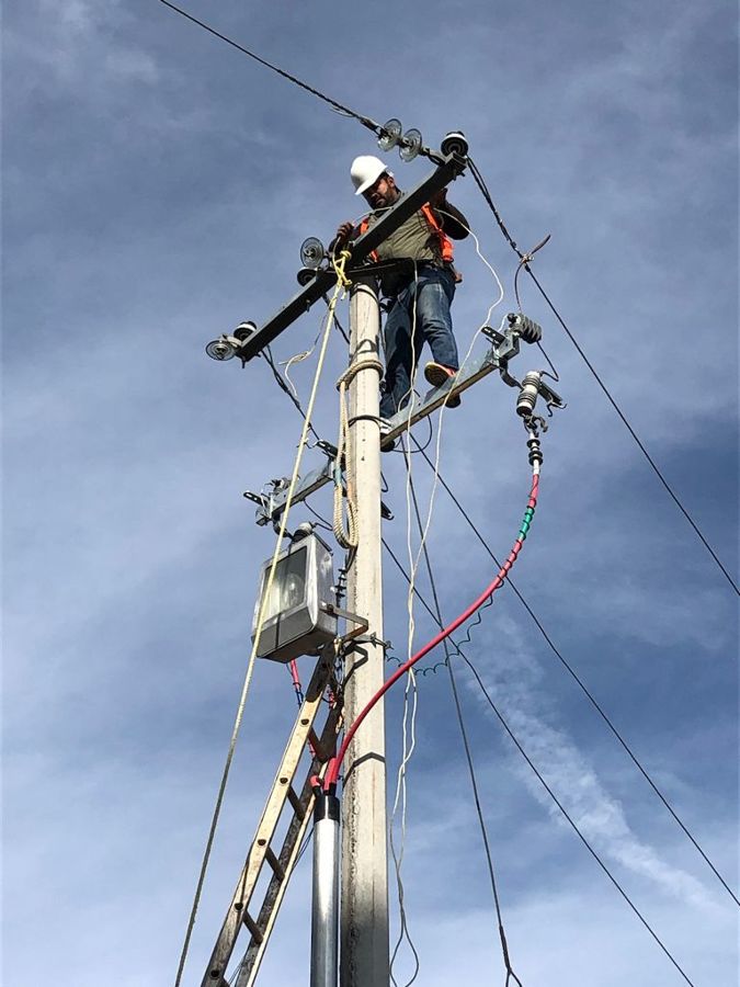 Instalaciones eléctricas de media y baja tensión residencial e industrial.