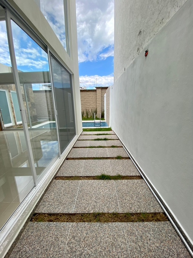 Pasillo exterior hacia alberca