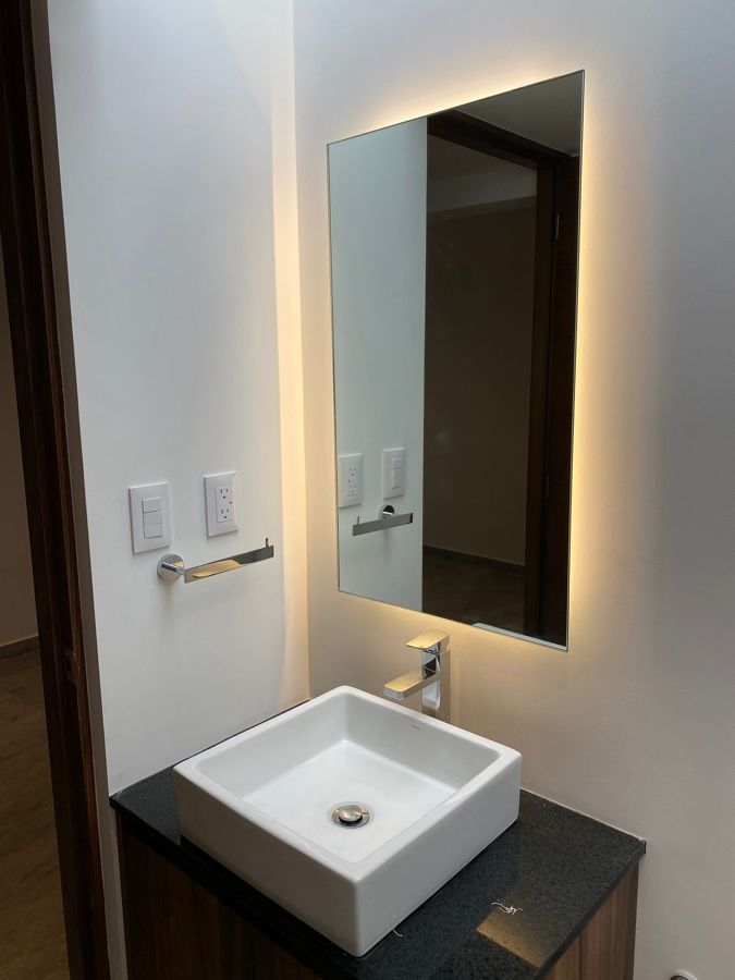 DETALLE LUZ LED ESPEJO BAÑO