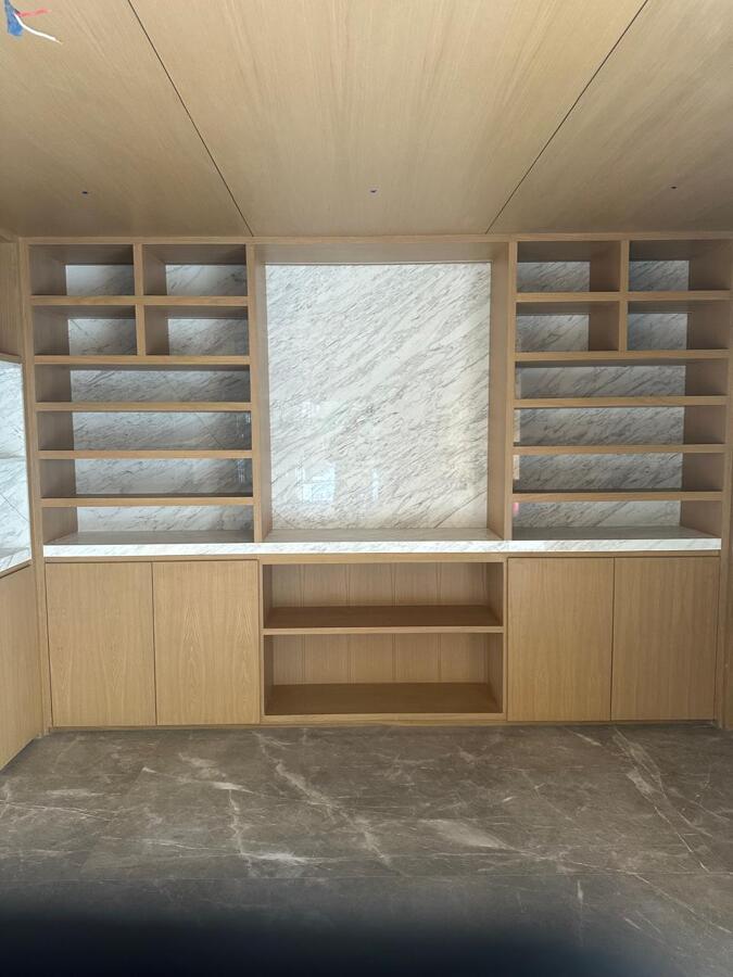 Diseño personalizado en madera y mármol: elegancia funcional para interiores
